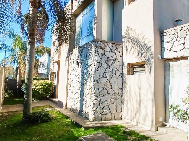 Venta de espectacular Casa 5 o mas ambientes en Ensenada