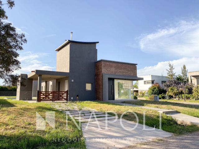 Venta de espectacular Casa 5 o mas ambientes en Esteban Echeverría