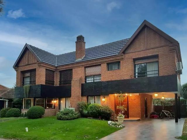 Venta de espectacular Casa 5 o mas ambientes en Esteban Echeverría