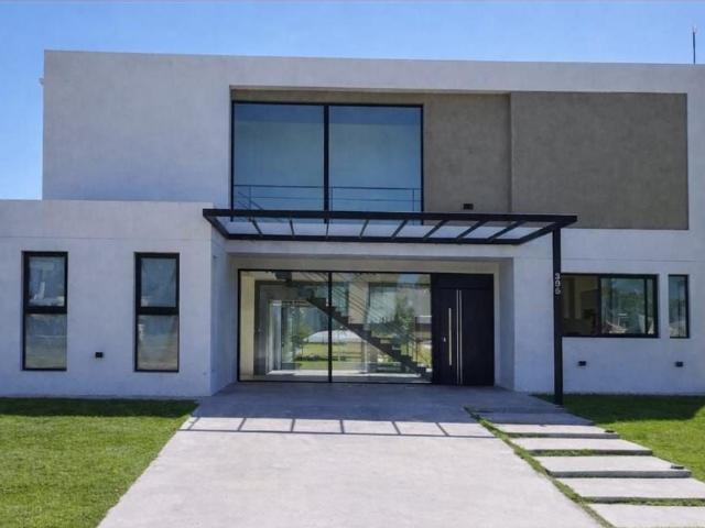 Venta de espectacular Casa 5 o mas ambientes en Esteban Echeverría