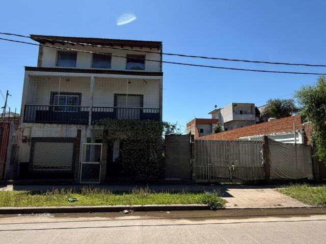 Venta de espectacular Casa 5 o mas ambientes en Esteban Echeverría 9 de Abril