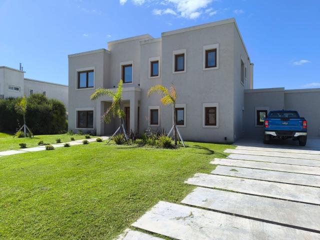 Venta de espectacular Casa 5 o mas ambientes en Esteban Echeverría Canning