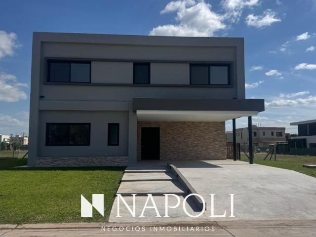 Venta de espectacular Casa 5 o mas ambientes en Esteban Echeverría Canning