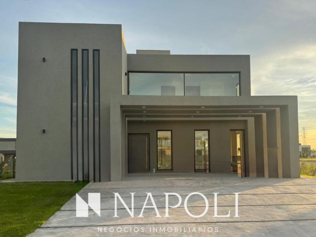 Venta de espectacular Casa 5 o mas ambientes en Esteban Echeverría Canning
