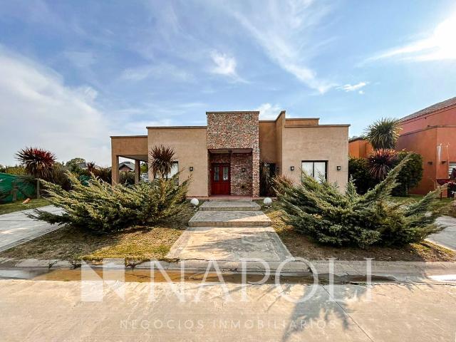 Venta de espectacular Casa 5 o mas ambientes en Esteban Echeverría Don Joaquin