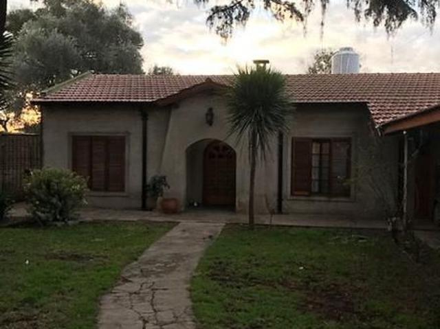 Venta de espectacular Casa 5 o mas ambientes en Esteban Echeverría Luis Guillón