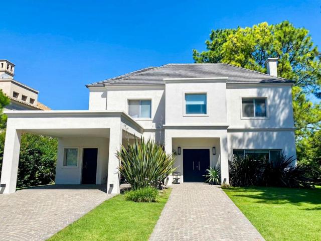 Venta de espectacular Casa 5 o mas ambientes en Esteban Echeverría Saint Thomas