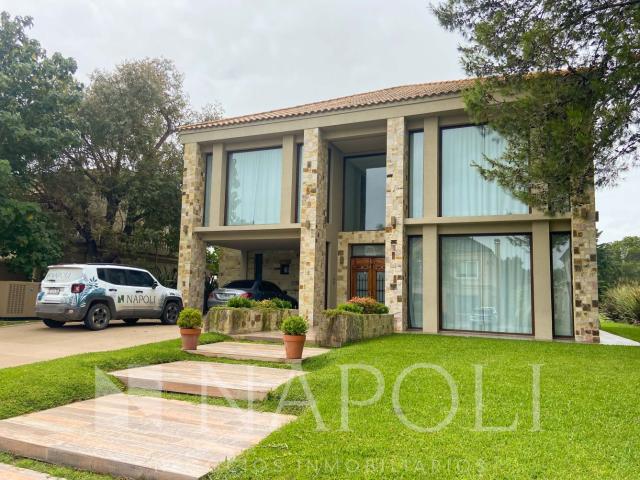 Venta de espectacular Casa 5 o mas ambientes en Esteban Echeverría Saint Thomas
