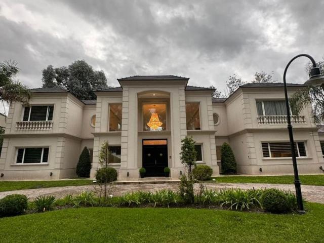 Venta de espectacular Casa 5 o mas ambientes en Esteban Echeverría Saint Thomas