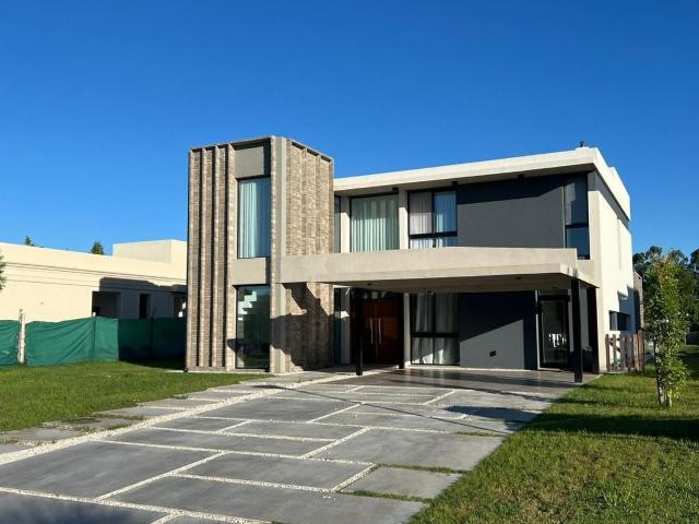 Venta de espectacular Casa 5 o mas ambientes en Ezeiza