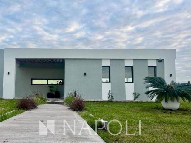 Venta de espectacular Casa 5 o mas ambientes en Ezeiza