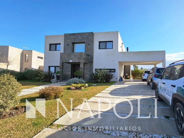 Venta de espectacular Casa 5 o mas ambientes en Ezeiza Canning