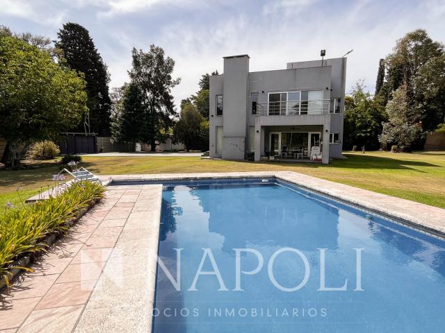 Venta de espectacular Casa 5 o mas ambientes en Ezeiza Carlos Spegazzini
