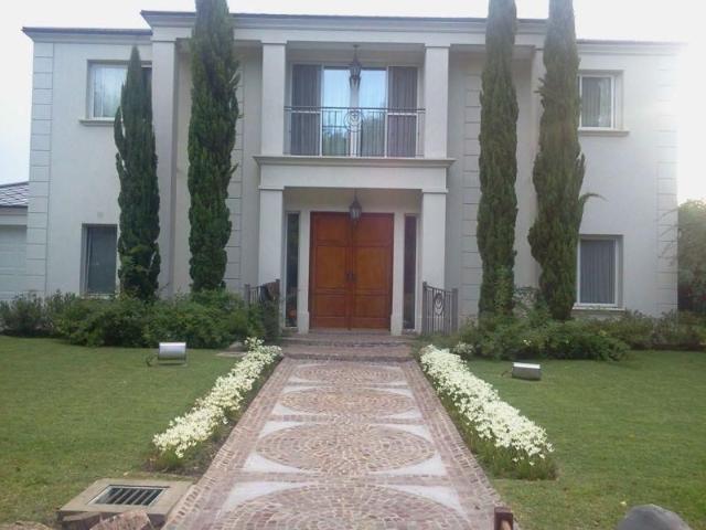 Venta de espectacular Casa 5 o mas ambientes en Ezeiza La Deseada