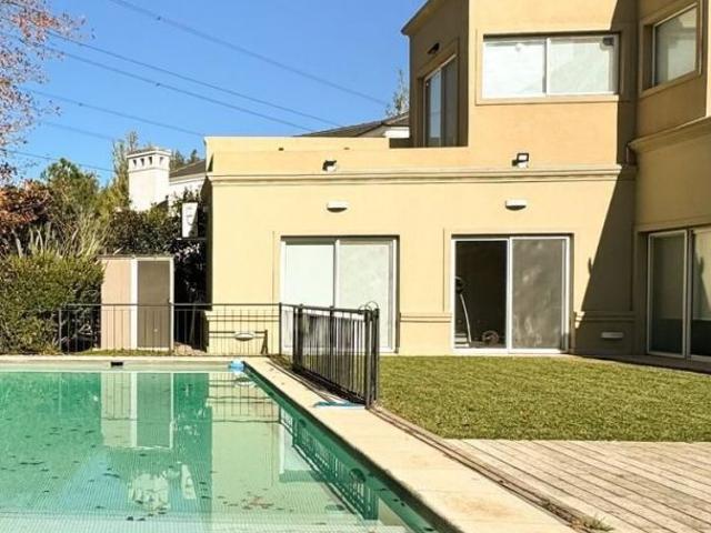 Venta de espectacular Casa 5 o mas ambientes en Ezeiza Solar del Bosque