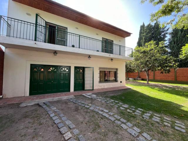 Venta de espectacular Casa 5 o mas ambientes en Ezeiza Tristán Suárez