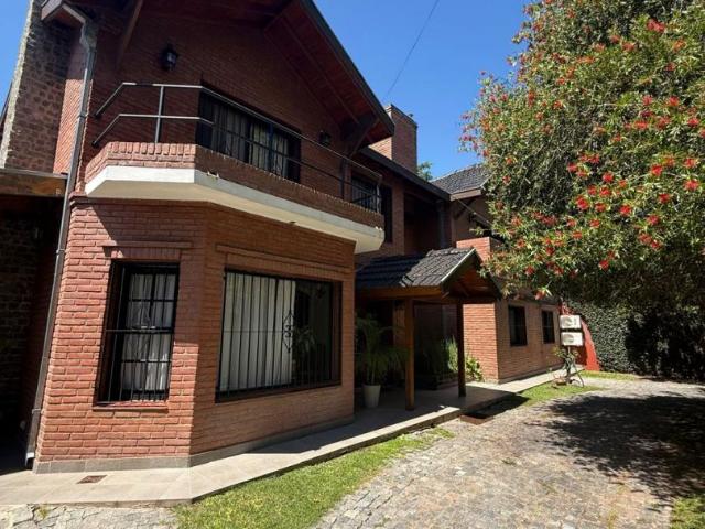 Venta de espectacular Casa 5 o mas ambientes en Ituzaingó