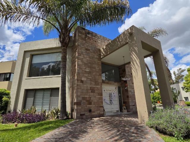 Venta de espectacular Casa 5 o mas ambientes en Hurlingham