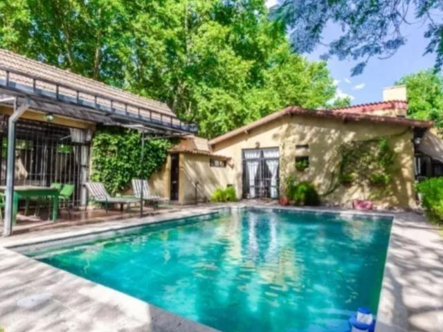 Venta de espectacular Casa 5 o mas ambientes en Ituzaingó