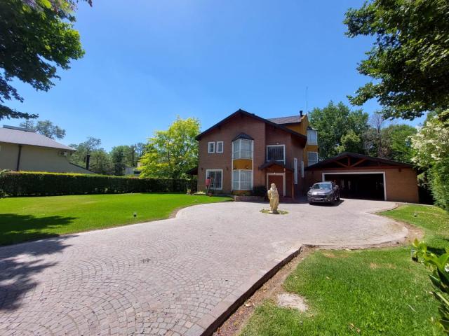 Venta de espectacular Casa 5 o mas ambientes en Ituzaingó