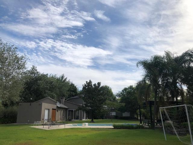 Venta de espectacular Casa 5 o mas ambientes en Ituzaingó