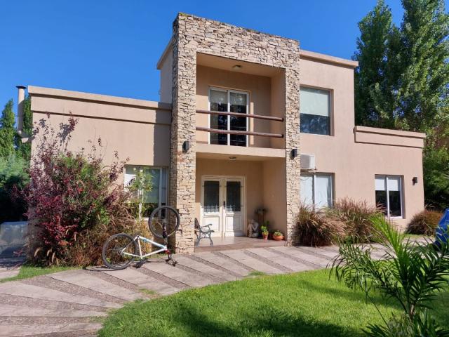 Venta de espectacular Casa 5 o mas ambientes en Ituzaingó