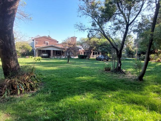 Venta de espectacular Casa 5 o mas ambientes en Ituzaingó