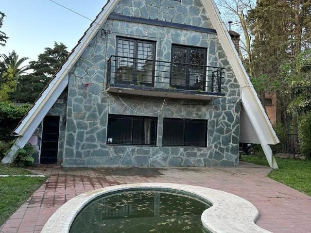 Venta de espectacular Casa 5 o mas ambientes en Ituzaingó