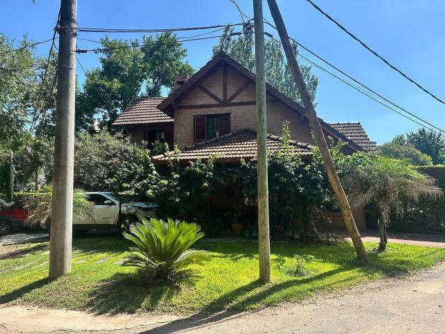 Venta de espectacular Casa 5 o mas ambientes en Ituzaingó