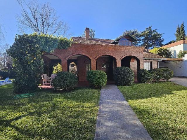 Venta de espectacular Casa 5 o mas ambientes en Ituzaingó Parque Leloir