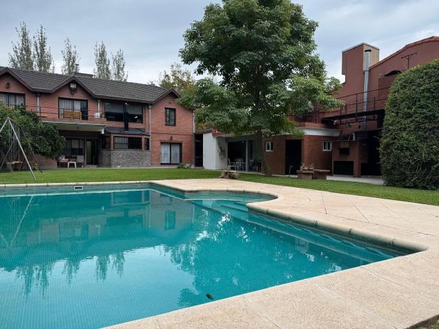 Venta de espectacular Casa 5 o mas ambientes en Ituzaingó Parque Leloir