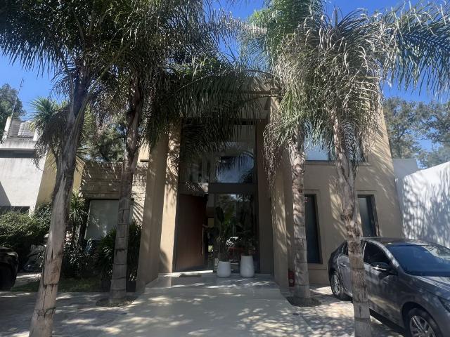 Venta de espectacular Casa 5 o mas ambientes en Ituzaingó Parque Leloir