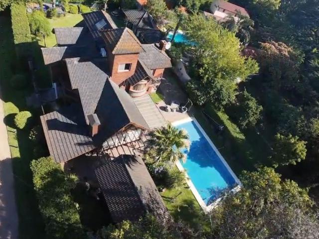 Venta de espectacular Casa 5 o mas ambientes en Ituzaingó Parque Leloir