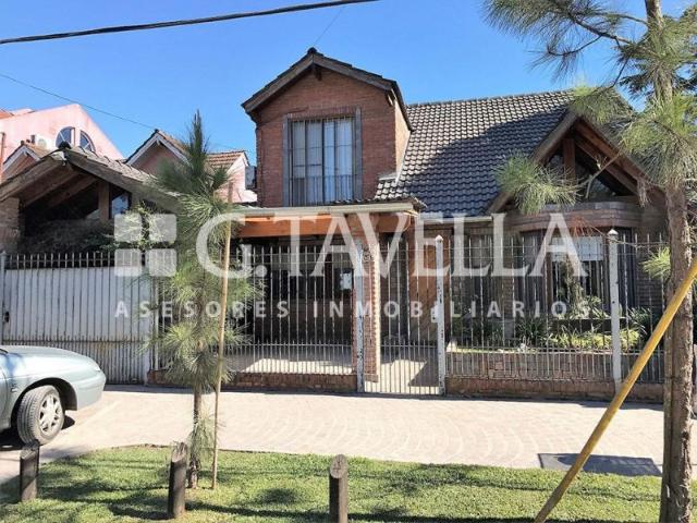 Venta de espectacular Casa 5 o mas ambientes en Ituzaingó Parque Leloir