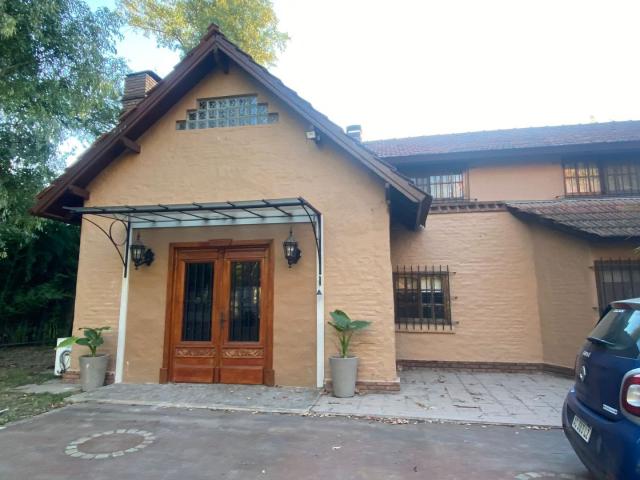 Venta de espectacular Casa 5 o mas ambientes en Ituzaingó Parque Leloir