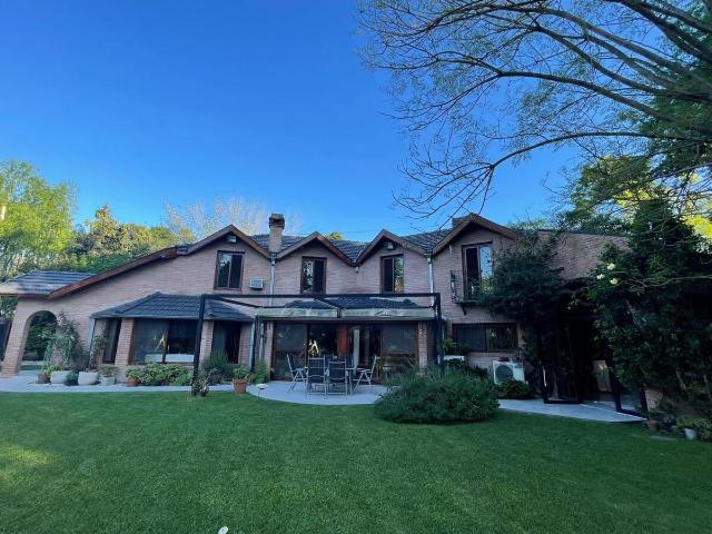 Venta de espectacular Casa 5 o mas ambientes en Ituzaingó Parque Leloir