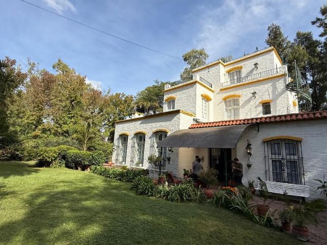 Venta de espectacular Casa 5 o mas ambientes en Ituzaingó Parque Leloir