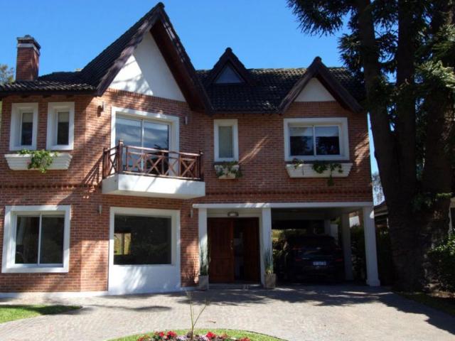 Venta de espectacular Casa 5 o mas ambientes en Ituzaingó Villa Udaondo