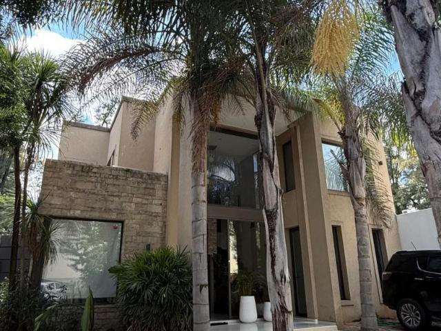 Venta de espectacular Casa 5 o mas ambientes en Ituzaingó Villa Udaondo