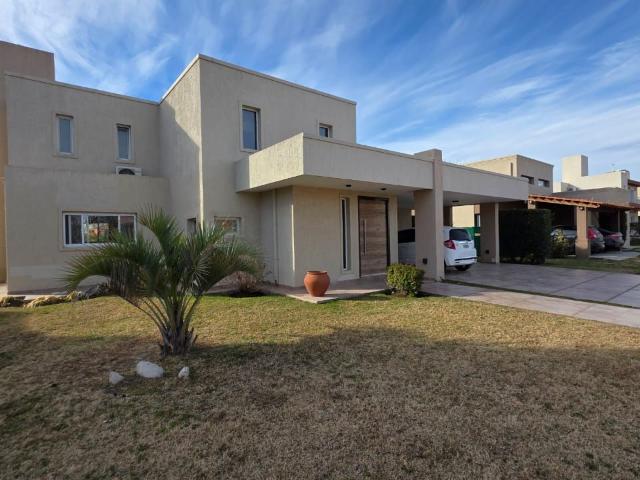 Venta de espectacular Casa 5 o mas ambientes en Juana Koslay