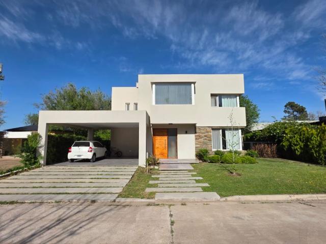 Venta de espectacular Casa 5 o mas ambientes en Juana Koslay
