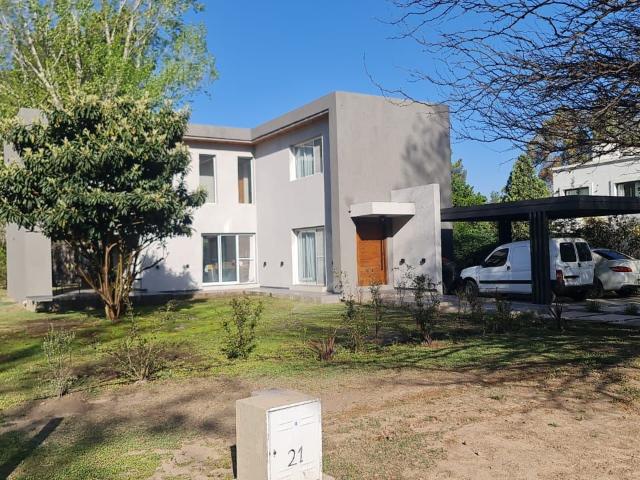 Venta de espectacular Casa 5 o mas ambientes en Juana Koslay
