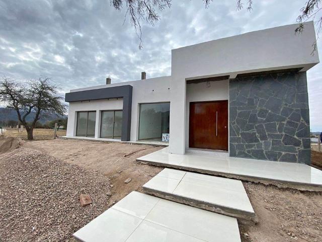 Venta de espectacular Casa 4 ambientes en Juana Koslay