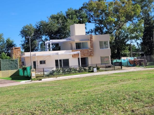 Venta de espectacular Casa 5 o mas ambientes en Juana Koslay