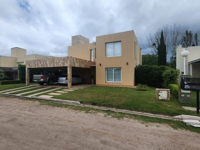 Venta de espectacular Casa 5 o mas ambientes en Juana Koslay