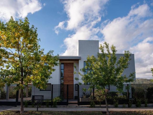Venta de espectacular Casa 5 o mas ambientes en Juana Koslay