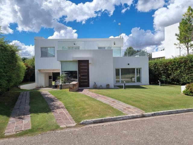 Venta de espectacular Casa 5 o mas ambientes en Juana Koslay