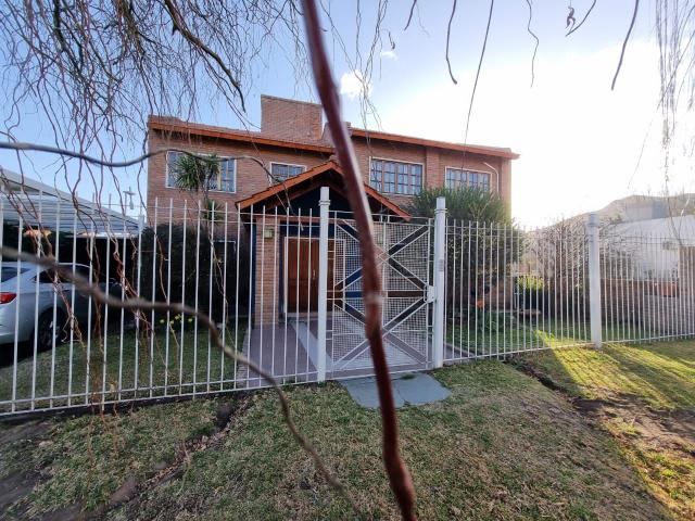 Venta de espectacular Casa 5 o mas ambientes en Juana Koslay