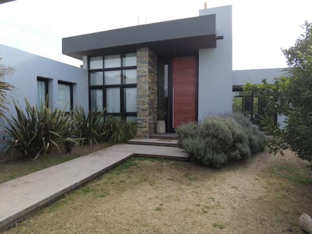 Venta de espectacular Casa 5 o mas ambientes en Juana Koslay