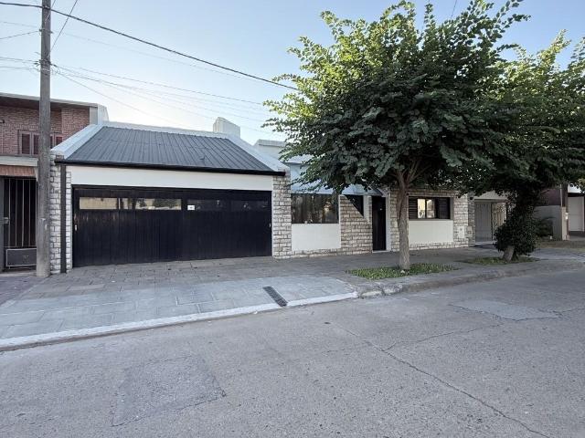 Venta de espectacular Casa 5 o mas ambientes en La Esperanza